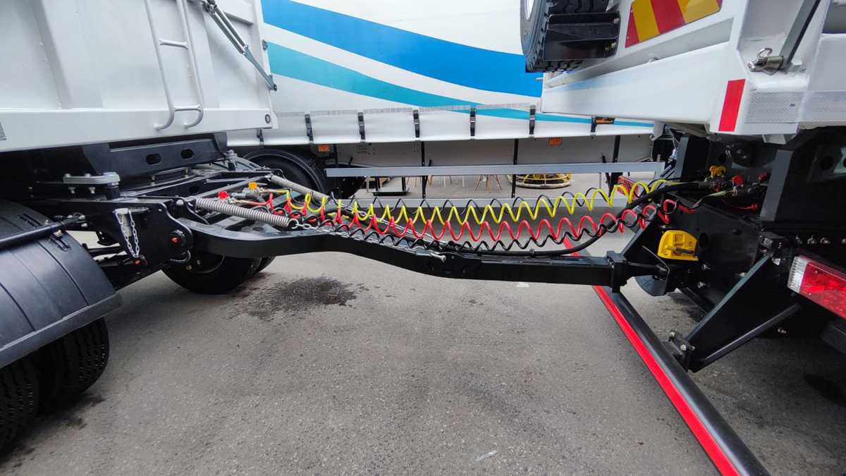 Автопоезд-зерновоз Shacman L3000